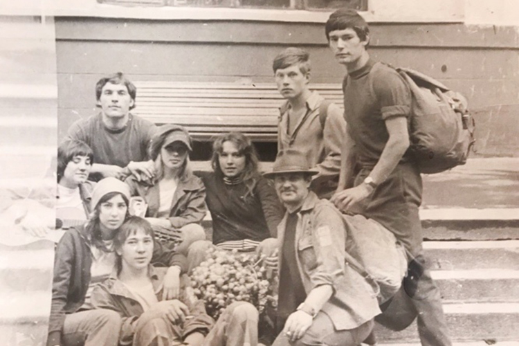 Рафаэль Шамильевич (крайний справа) был одним из выдающимся выпускников Государственного университета по землеустройству. (Фото после похода, 1975 год)