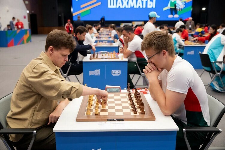 «Максим Царук — очень перспективный шахматист, он здорово проявил себя. Думаю, у него хорошее будущее» (на фото — Артемьев с Царуком)