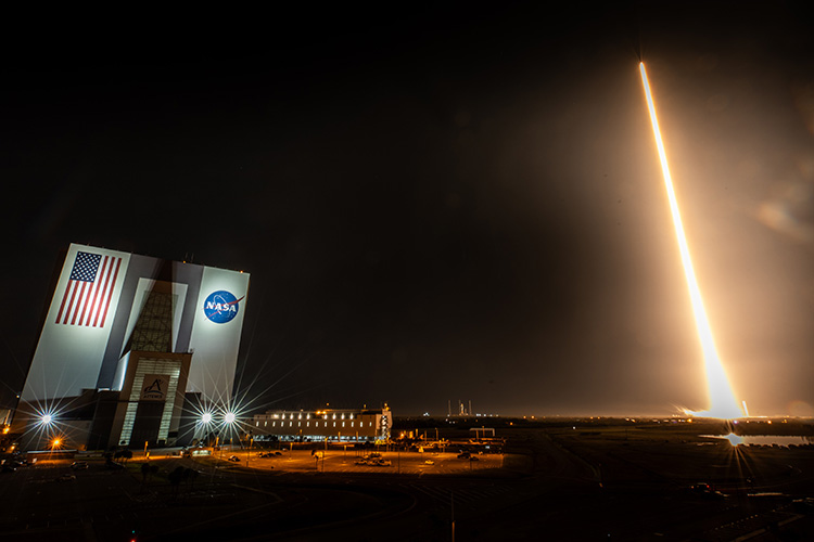 SpaceX разработает и поставит в США аппарат Deorbit Vehicle, а НАСА займется управлением и будет эксплуатировать его на протяжении всей миссии