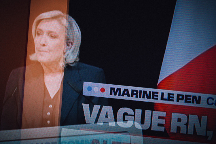 Макрон вместе с левыми партиями стремится остановить «наступление Ле Пен», описывает происходящее в политике Франции Bloomberg