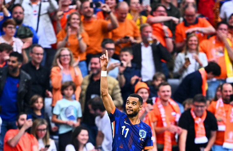 Нидерланды впервые за 20 лет вышли в ¼ финала (на фото — Коди Гакпо)
