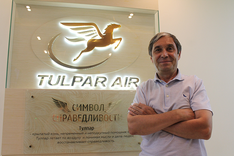 Азат Хаким в особом представлении не нуждается. Один из самых известных в Татарстане авиаторов. В марте 2023 года Хаким, не согласившись с политикой ТАИФа, покинул основанную им авиакомпанию «Тулпар Эйр»