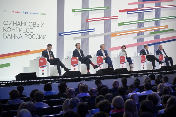 Открывая беседу, глава ЦБ сравнила трансформацию российской экономики с марафоном