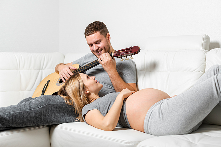 Интересно, что новорожденные могут запоминать мелодии, которые они слышали в животе матери за последние несколько недель беременности