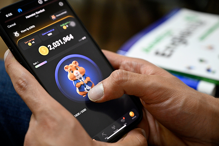 Создатель мессенджера Telegram Павел Дуров сообщил, что разработчики мини-приложения Hamster Kombat, где надо бесконечно «тапать», чтобы зарабатывать монетки, скоро выпустят свой токен на блокчейне TON