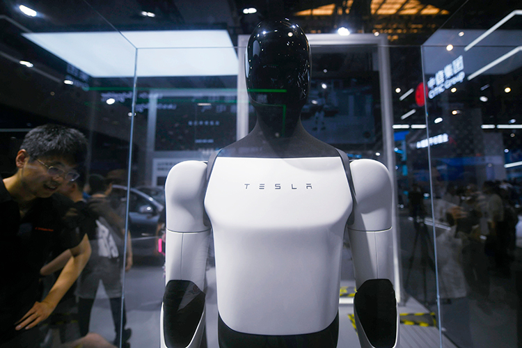 Илон Маск представил человекоподобного робота Optimus второго поколения на Всемирной конференции по искусственному интеллекту в Шанхае. Несмотря на то, что робот не двигался, никак не взаимодействовал с публикой, и вообще стоял за стеклом, новинка привлекла много внимания