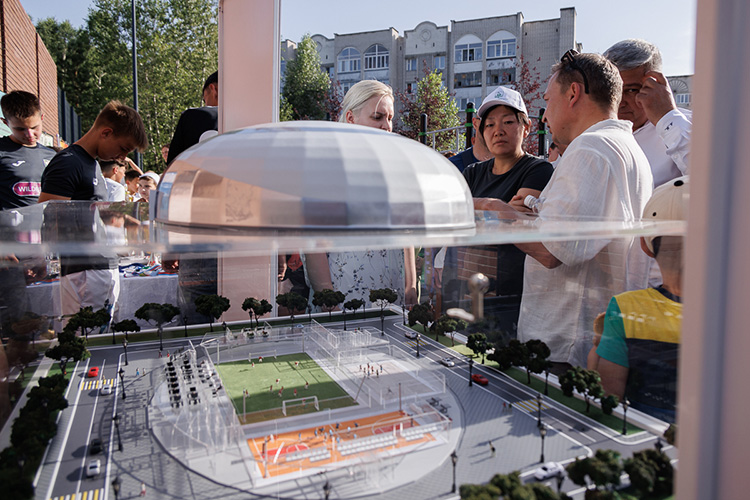 Перед входом в «Березовую рощу» высокой гостье показали новый для города проект — стадион, который компания «Физра» строит и обещает содержать после открытия