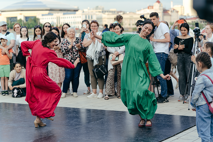 «На „Хәрәкәттә-бәрәкәт“ можно не только обучиться татарскому танцу, но и поиграть в давно забытые народные игры, познакомиться, пообщаться, весело провести время»