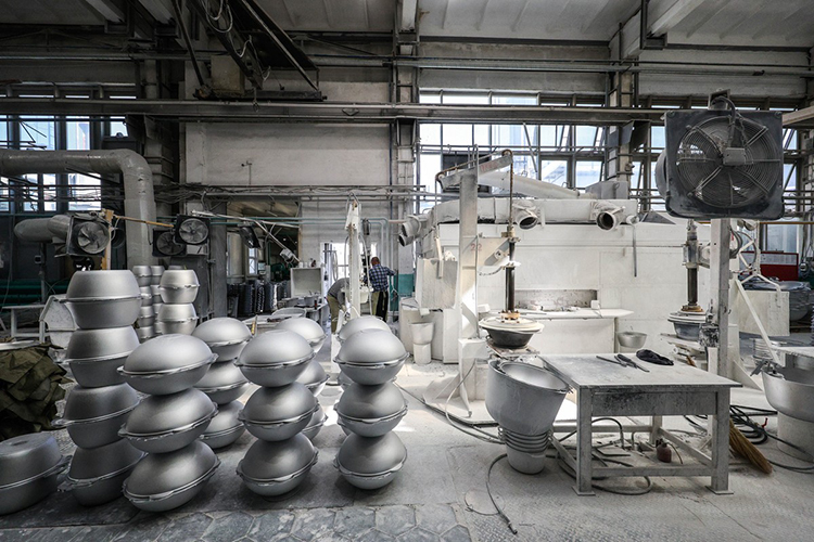 ОАО «Кукморский завод металлопосуды» является одним из основных российских производителей, специализирующихся на производстве литой толстостенной алюминиевой посуды