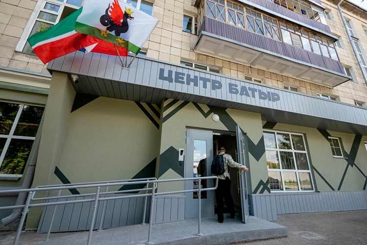В центре набора на контрактную службу «Батыр» во вторник днем было крайне многолюдно. Сюда один за другим прибывали автомобили, которые привозили кандидатов на подписание контракта