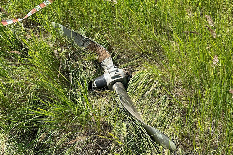 От сильного удара о землю легкомоторный самолет буквально разлетелся на части (на фото винт самолета)