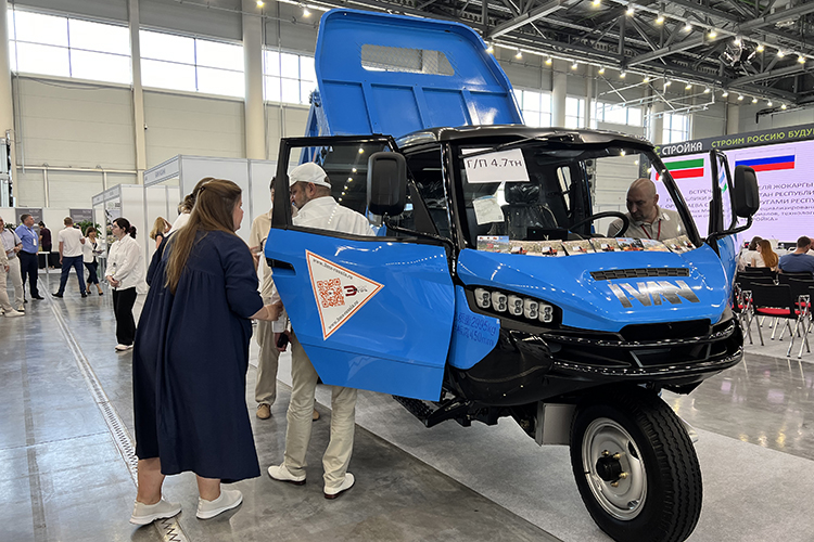 Живой интерес на выставке вызвал рамный трехколесный китайский грузовик Dongfeng