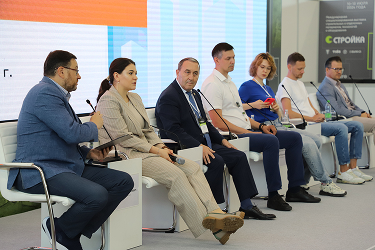 Ильшат Гимаев (третий слева): «Будем подчиняться решению минстроя России, которое готовит предложение о запрете квартир площадью менее 28 квадратных метров»
