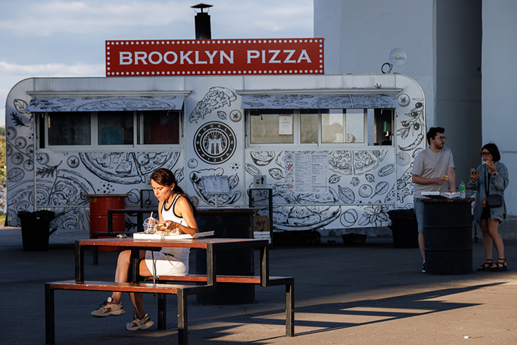  В парке «Урам» работает фуд-трак Brooklyn Pizza, где они готовят 25-сантиметровую пиццу 