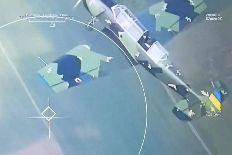 Кадры попытки перехвата российского беспилотника украинским Як-52