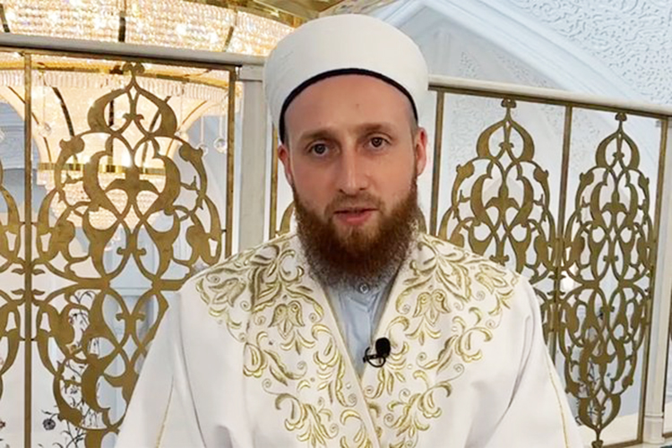 В своем видео-ролике имам-хатыб казанской мечети «Ирек» Тимур хазрат Камаев рассуждал о том, что бить жену мусульманам можно