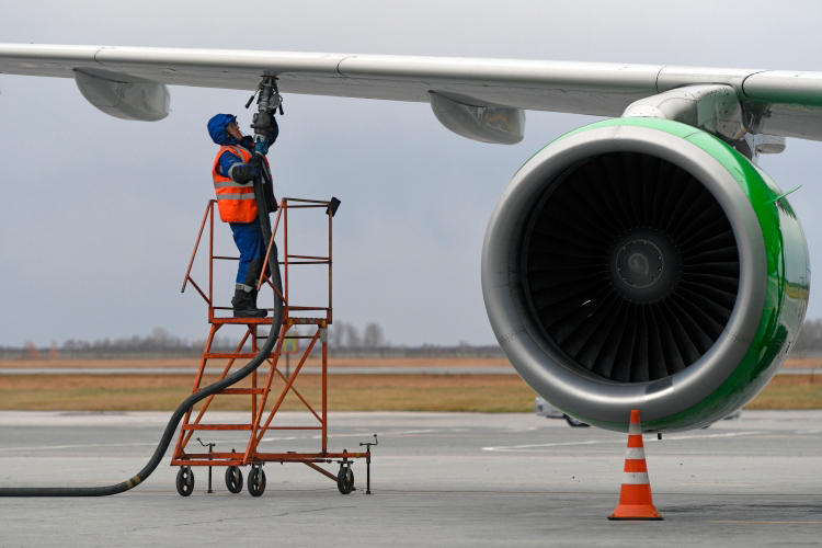 Эксперты считают, регулировать надо не потолок цен на авиабилеты, а стоимость топлива