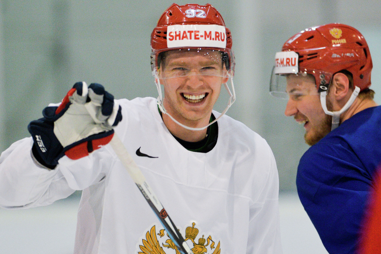 «Ак Барс» — один из претендентов на суперзвезду российского хоккея — Евгения Кузнецова (слева на фото)