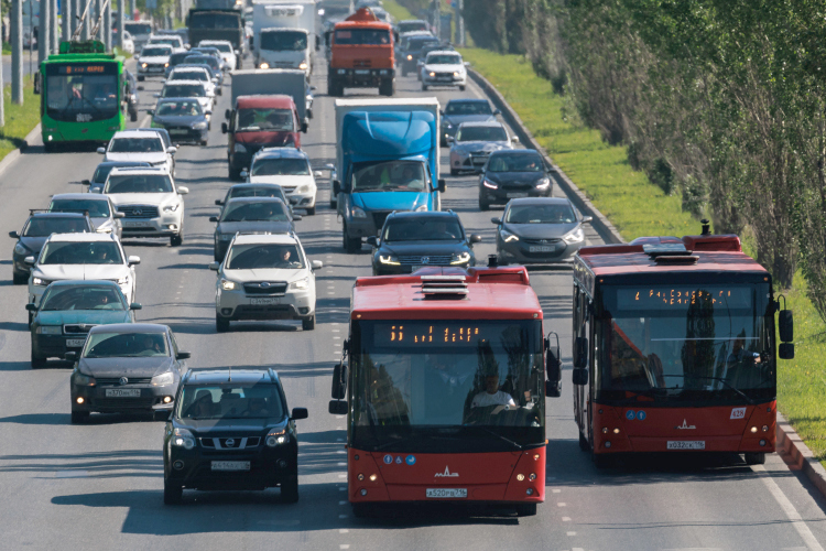 В целом по республике доля перевозок автобусами в текущем году должна увеличиться до 298,1 млн человек