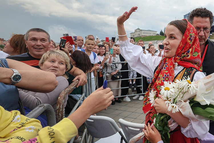 «Россию должны отражать именно такие песни»: как «Матушка» прозвучала у Казанского кремля