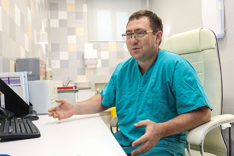 Каждый месяц Марат Хайруллин проводит в «Скандинавии» более 120 операций по омоложению лица и шеи, количество довольных его работой пациентов приближается к тысячи