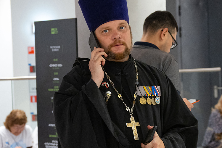 Для посвященных во всю внутреннюю кухню Казанской епархии, страсти вокруг деятельности батюшки из Куюков Виталия Беляева кипели, по меньшей мере, последние пару лет, а возможно, и того больше