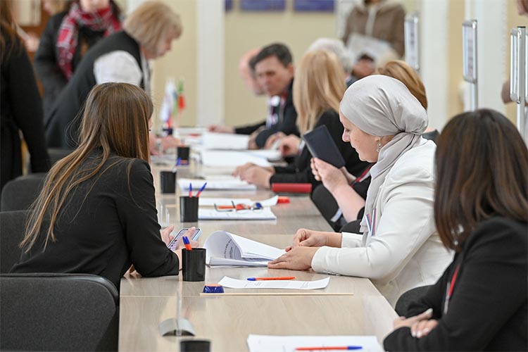 «На 1 июля 2024 года в Татарстане зарегистрировано 2 миллиона 926 тысяч 245 избирателей. В этой избирательной кампании впервые будут голосовать 17 тысяч молодых людей. И каждый из них получит индивидуальное приглашение на выборы»