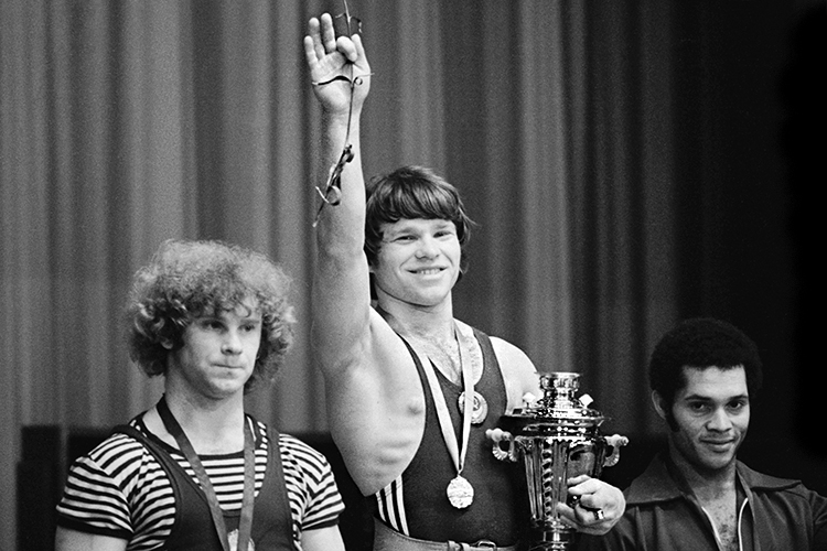С 1974 года Колесников входит в сборную СССР и регулярно участвует в международных соревнованиях (на фото: венгерский штангист Л. Сараз (слева) и кубинский штангист В. Перес (справа)