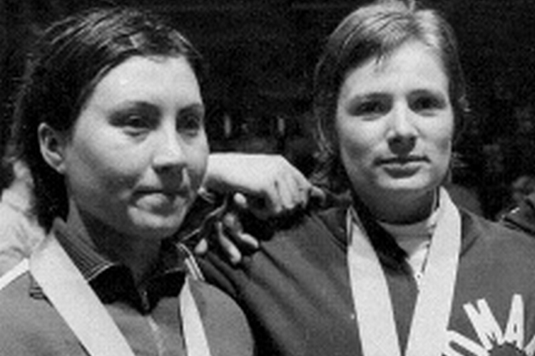 В 1975 году Ольга Князева (слева) стала лучшей рапиристкой мира