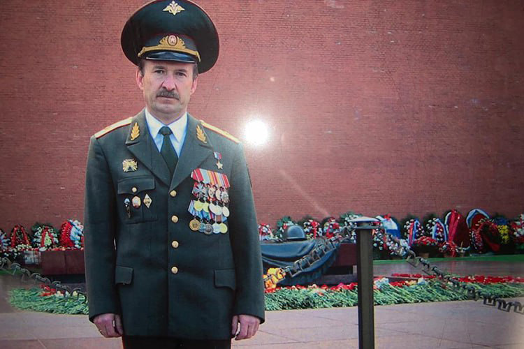 С 1993-го по 1997 год Сергей Тулин командовал парашютно-десантным полком. С ВДВ он принимал участие в первой чеченской кампании, за бои в Грозном был награжден «Орденом Мужества»
