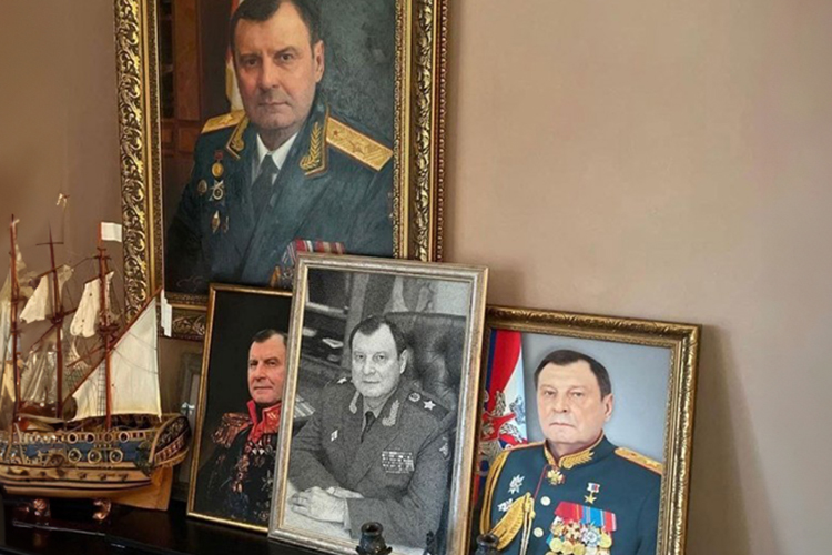 Благодаря утечке следственной группы фотографий, общественность смогла увидеть, что было изъято у генерала Булгакова