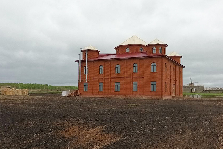 «В проекте постройка указана как „храм огня зороастрийской культуры“. Здесь нет никакой аналогии, поскольку зороастрийские храмы в Сасанидском Иране и сейчас в Индии — это совершенное другое»