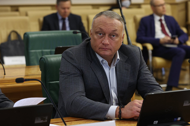 Сенатора Дмитрия Савельева обвиняют в причастности к организации убийства, которое в итоге и не состоялось