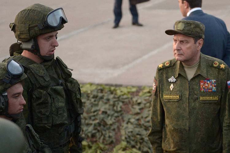 За годы службы генералу Булгакову (справа) удалось нажить немало имущества