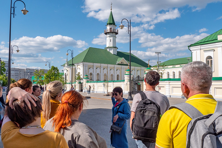 Сами экскурсоводы (самозанятые) говорят, что оплата у них либо почасовая, либо они берут общую сумму «за выход на маршрут»