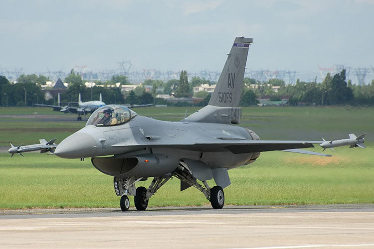Самолеты F-16 смогут и, вероятнее всего, будут бить по российской авиации, которая наносит удары ФАБ, что является одной из главных проблем украинских войск