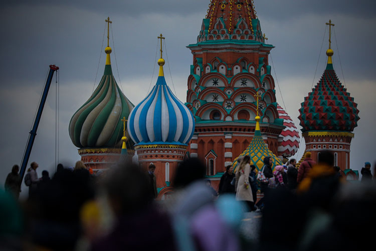 «Только Россия попыталась создать вокруг себя „русский мир“, может быть, гораздо более скромное по количеству входящих народов, но столь же прочное и мощное. Это уже реальность»