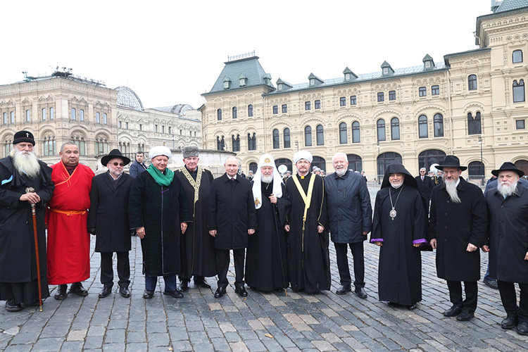 С Владимиром Путиным и представителями религиозных конфессий России на Красной площади в Москве в День народного единства, 4 ноября 2023 года