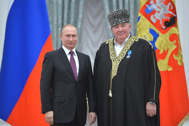 Владимир Путин вручил Бердиеву Ордена Почета, 10 марта 2016 года