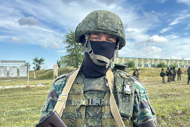 Здесь же знакомимся с новобранцем с условным именем Георгий. Позывной он еще не получил, но, учитывая будущую специфику батальона, он один из самых опытных: ему 47 лет