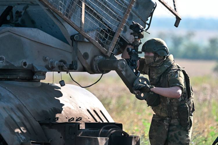 К утру понедельника, по наблюдениям военных обозревателей, на Курском направлении сохранялась напряженная, но относительно стабильная обстановка