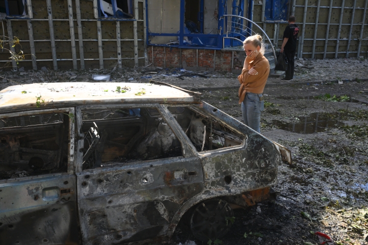 Войдя через узкие проходы в минных полях, разбив немногочисленную оборону, враг начал растекаться по территории курской области, занимая многочисленные села в прифронтовой полосе