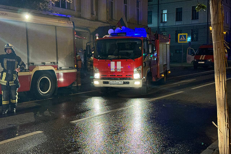 Около 21:30 вспыхнул кабинет приема пищи на первом этаже соседней от суда военной прокуратуры