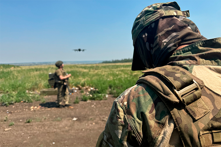 «На наш отряд БПЛА постоянно нужно покупать расходные материалы, например видеопередатчики. Нужно постоянно закупать запчасти, те же лески на 3D-принтер. Кроме того, два последних „Мавика“ (разведывательный дрон DJI Mavic 3 Pro, — прим. ред.) были куплены за свой счет»