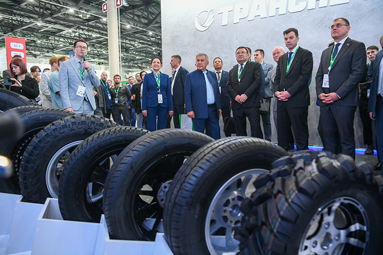 На стенде KAMA Tyres раиса РТ привлекла новинка — зимние шипуемые шины из линейки Viatti Nordico 2