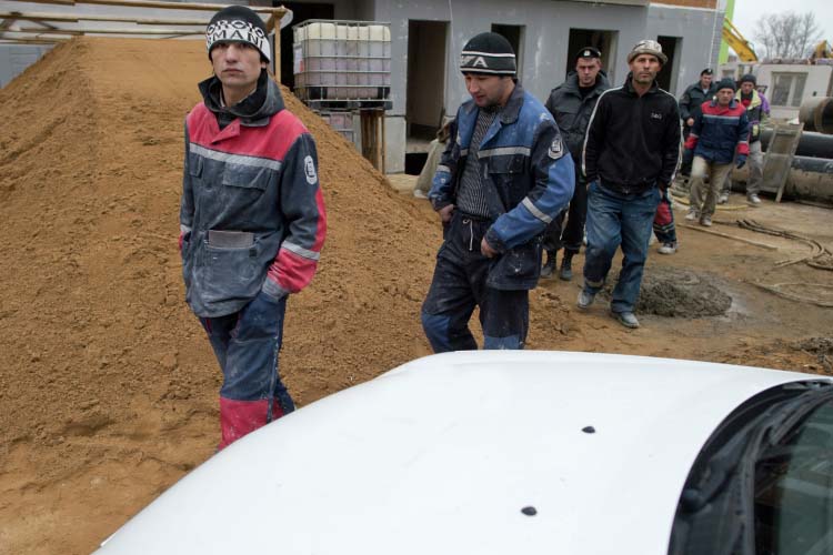 Многие предприятия все еще рассчитывают залатать дыры приезжими. Но большинство экспертов сходятся во мнении: мигранты анестезируют, а не лечат кадровый дефицит, вместе с тем создавая дополнительные проблемы