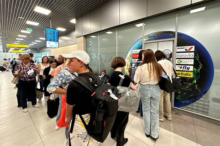 Судя по табло, к полудню 28 рейсов были перенесены, три отменены