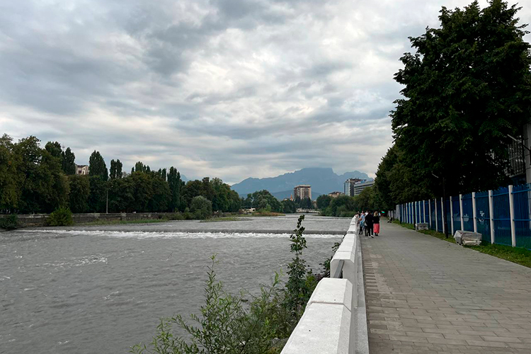 В первый день пребывания во Владикавказе удалось изучить только центральную набережную. Она очень длинная — 21 км по обе стороны реки Терек