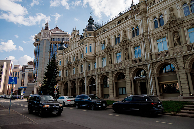 В этом же районе, в ЖК «Ренессанс» на ул. Касаткина, за 110 млн продаются 230 кв. метров (478 тыс. рублей за «квадрат»). Бонус покупателю — цокольный этаж