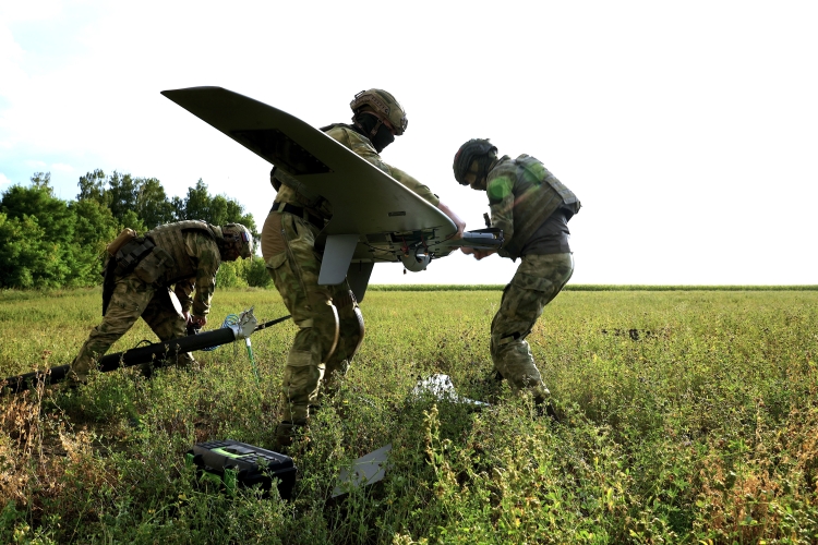 «Дроны (не только FPV, а вообще все) — это очень важная тема. На Украине их вывели в отдельный род войск. Мы тоже к этому идем, постепенно уравнивая позиции»